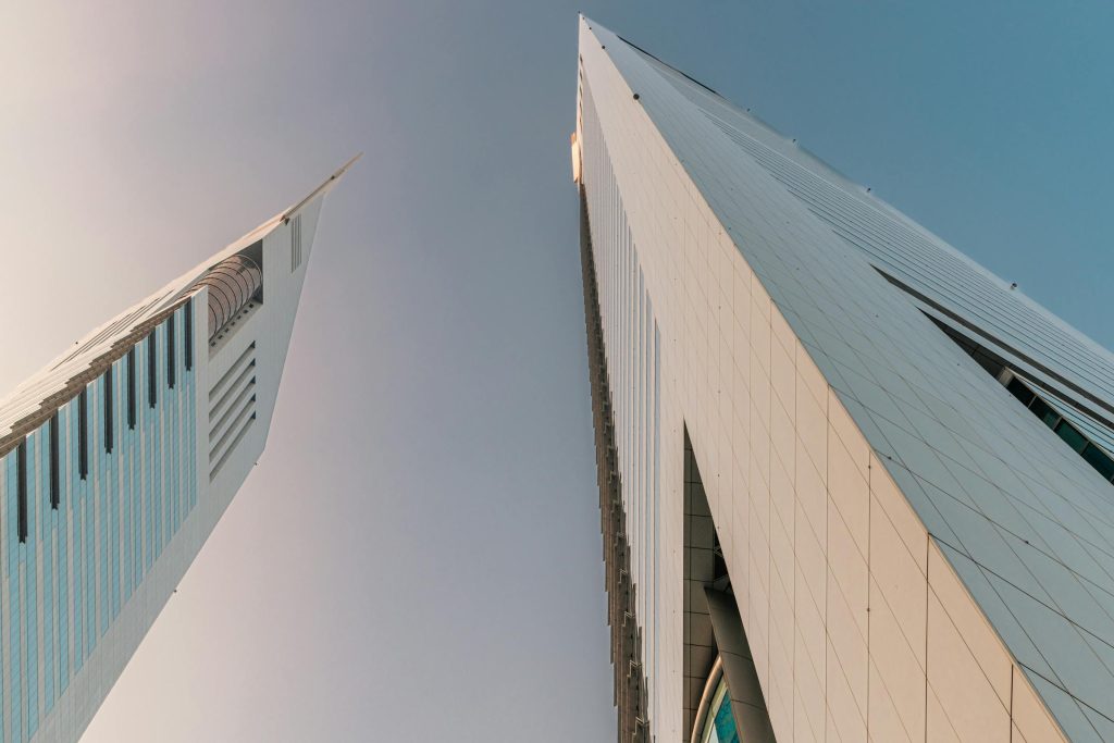 Navigating Opportunities: How Major Companies like Emirates Airline and ADNOC Shape Employment Trends in the UAE - Melhores oportunidade de emprego nos Emirados Árabes Unidos