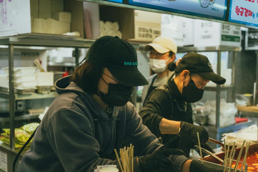 Navigating the Job Market: How to Land Roles at Major UAE Firms like ADNOC and DP World - Melhores oportunidades de emprego nos Emirados Árabes Unidos